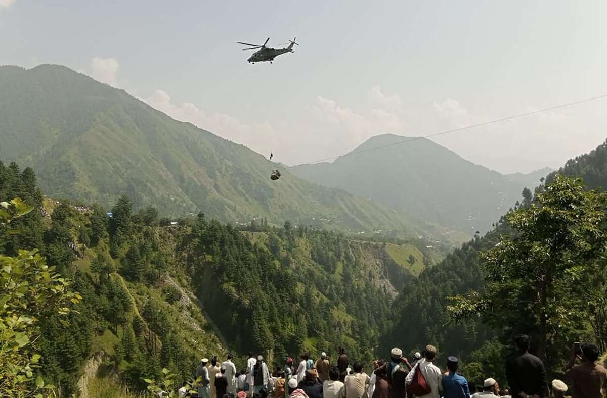 Unfall an Seilbahn in Pakistan: Menschen sitzen in Gondel auf 300 Meter Höhe fest – Rettung ist riskant
