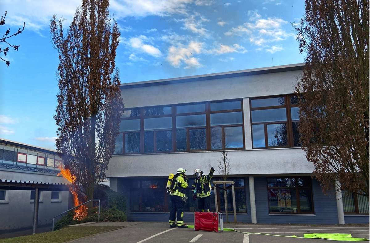 Schulkinder zündeln in Öschelbronn: Brennender Laubhaufen geht auf Schulgebäude über