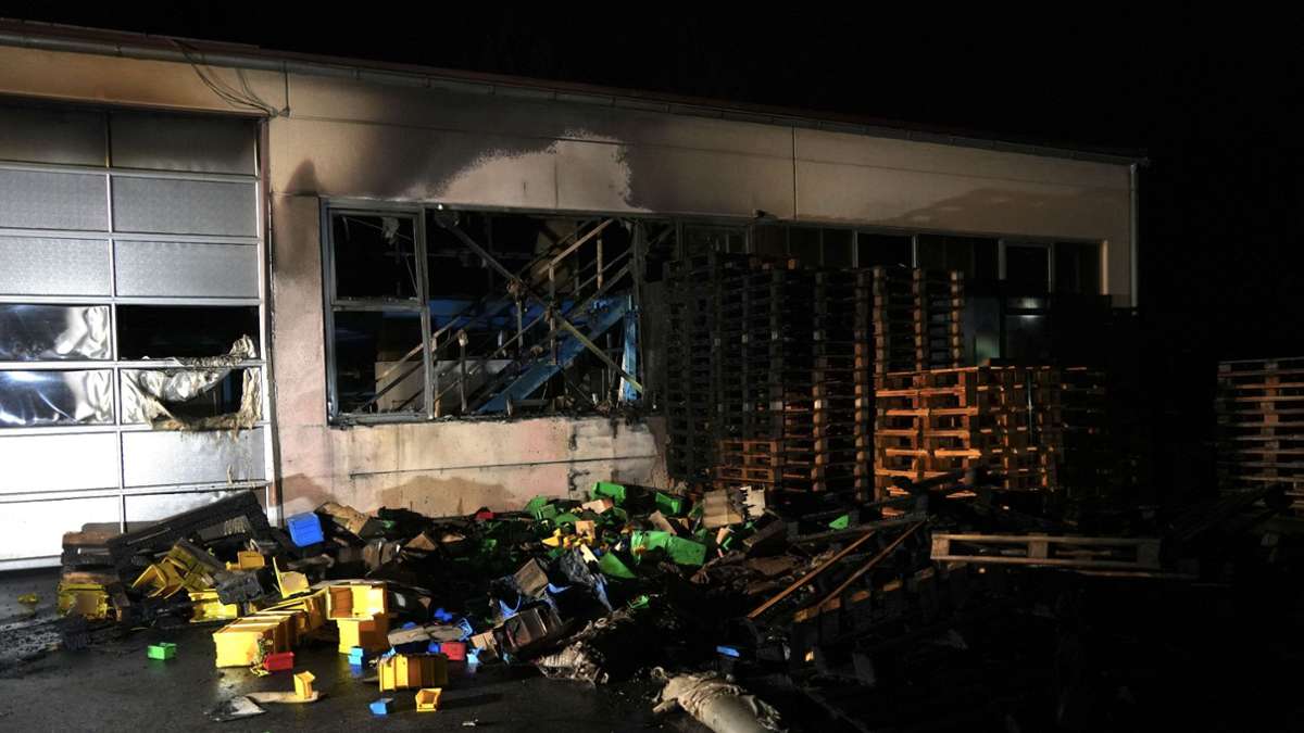 Hoher Sachschaden in Weil im Schönbuch: Weggeworfene Asche löst Brand auf Firmengelände aus