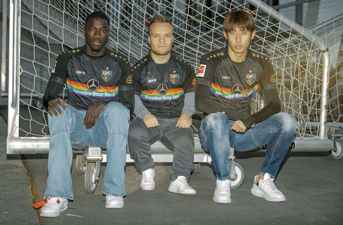 „Vielfalt 22/23“: Silas Katompa, Nico Kappel und Hiroki Ito präsentieren das neue Jersey. In der Bildergalerie sind alle bisherigen VfB-Sondertrikots zu finden.