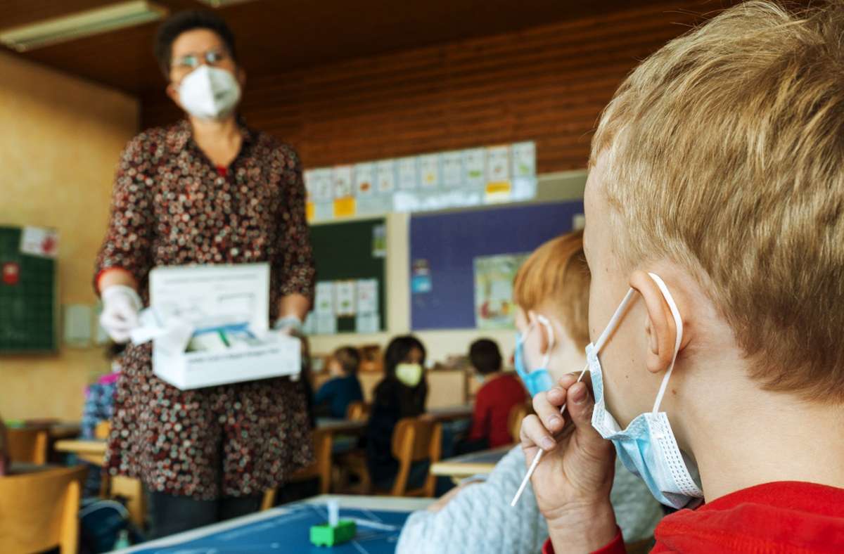 Die Nasenabstriche der neueren Generation können auch jüngere Schüler gut selber durchführen. Foto: Jürgen Bach