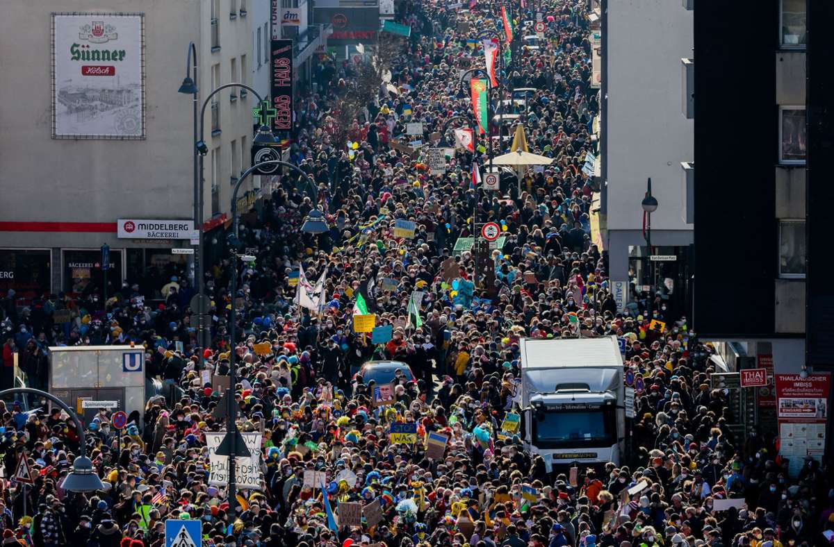 Rosenmontag in Köln: Eine Viertelmillion demonstrieren gegen den Krieg