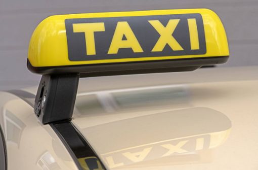 Wer Taxi fährt, muss in Zukunft mehr bezahlen. Foto: IMAGO/Wolfgang Maria Weber