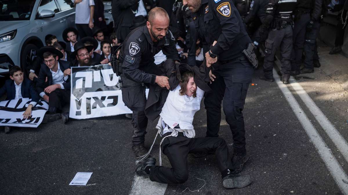 Seit Jahrzehnten waren ultraorthodoxe Männer vom Militärdienst in Israel befreit. Weil diese Ausnahmeregel nun ausgelaufen ist, blockierten Betroffene aus Protest Straßen in der Stadt Bnei Berak.
