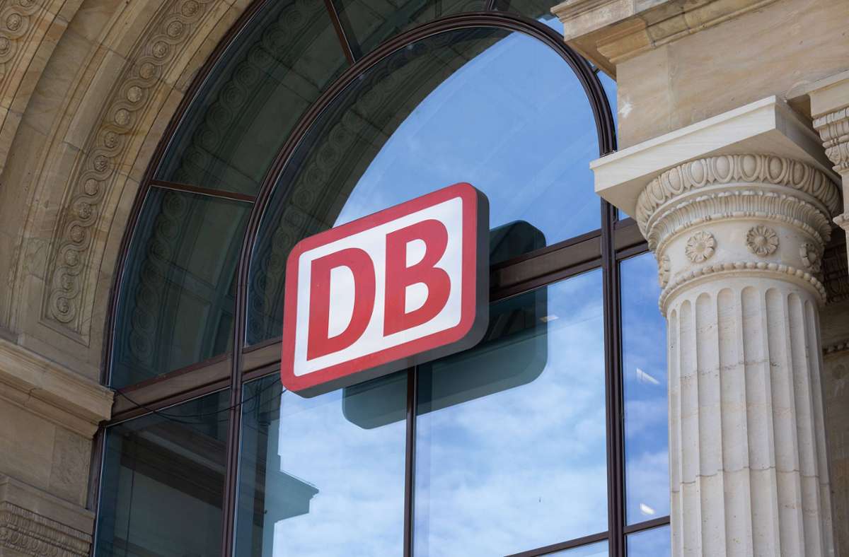Oberlandesgericht Frankfurt: Bahn darf nicht nur die Anrede „Herr“ und „Frau“ anbieten