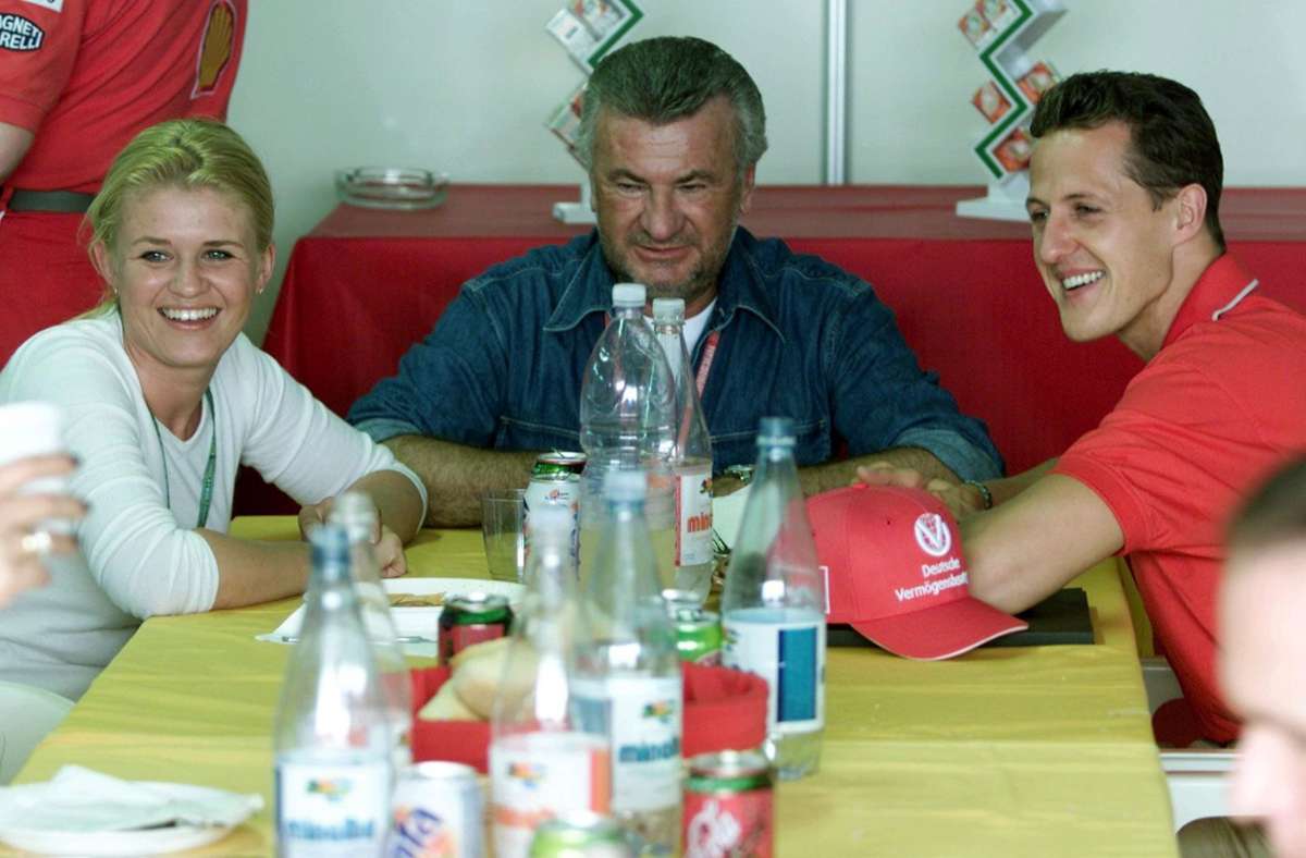 Alles im Griff: Manager Willi Weber mit   Corinna und Michael Schumacher