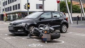 Motorradfahrer prallt gegen PKW und wird schwer verletzt