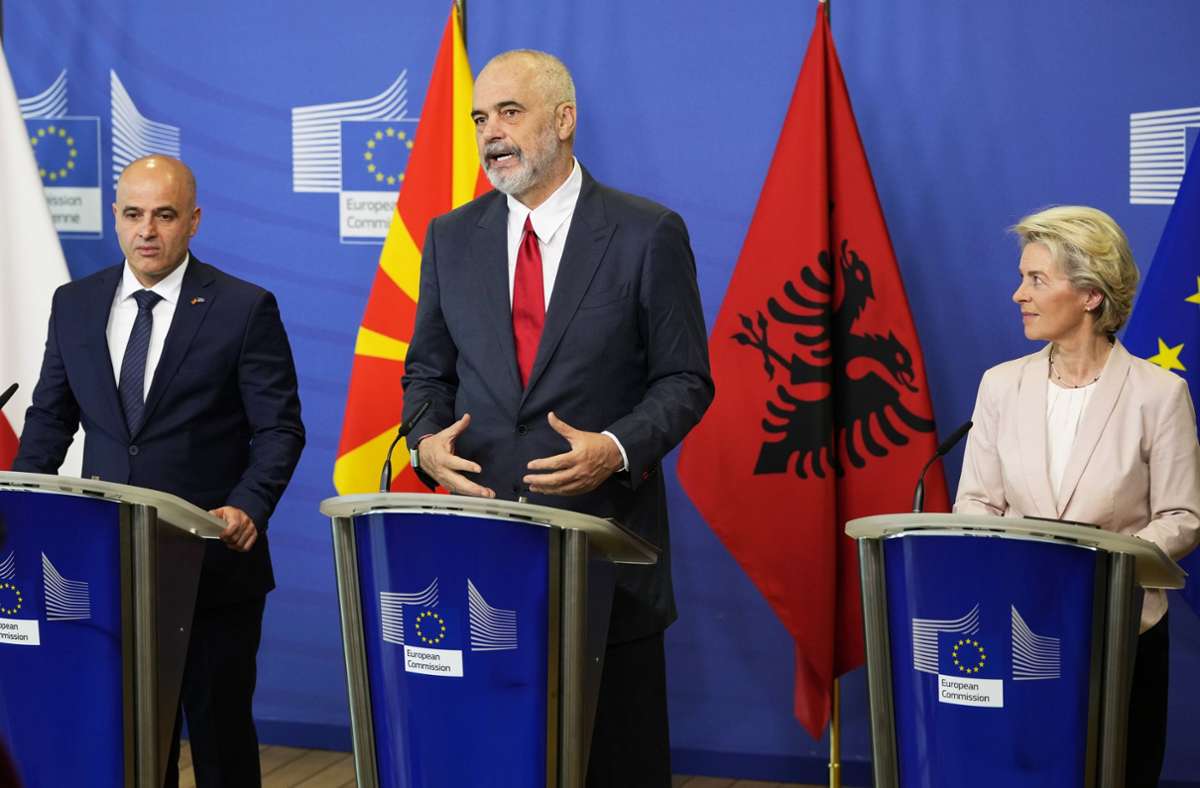 Albanien und Nordmazedonien nehmen Beitrittsgespräche mit der EU auf. Edi Rama (Mitte), Ministerpräsident von Albanien, zeigt sich zufrieden, ebenso wie sein Kollege Dimitar Kovacevski  aus Nordmazedonien und EU-Kommissionspräsidentin Ursula von der Leyen. Foto: dpa/Virginia Mayo