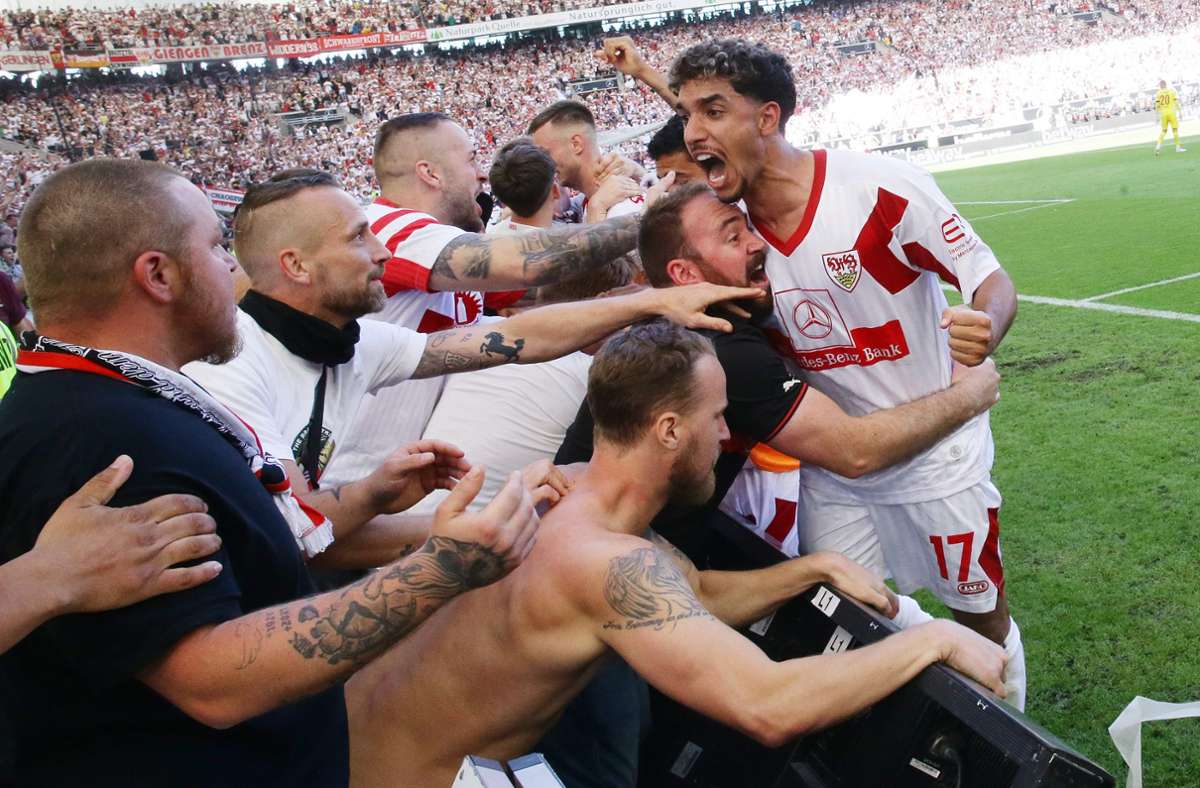 Omar Marmoush und andere VfB-Profis  feiern mit den Fans den Nichtabstieg auf dem letzten Drücker mit dem Sieg über den 1. FC Köln.
