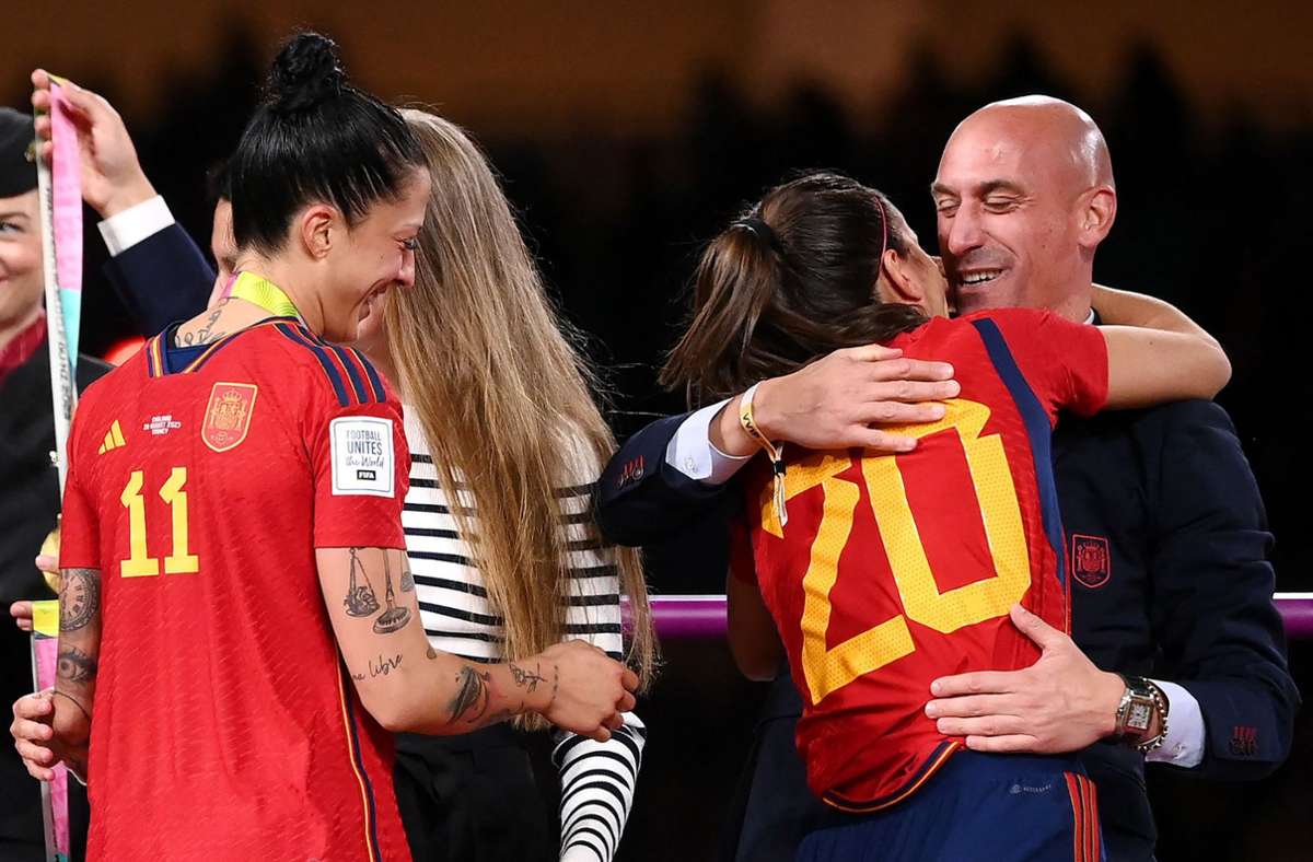Übergriff nach WM-Sieg: Spaniens Fußballchef küsst Fußballerin auf Mund – „Hat mir nicht gefallen“