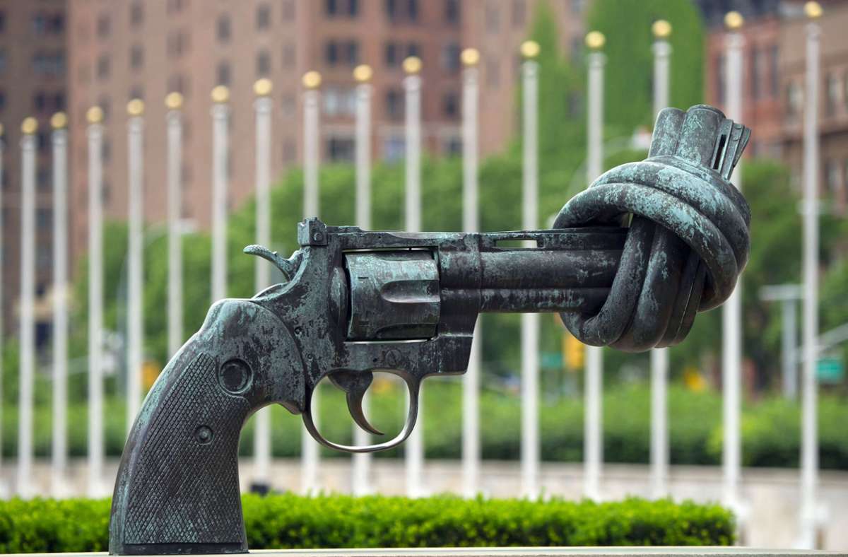 Die Originalskulptur des schwedischen Künstlers Carl Fredrik Reuterswärd vor den Vereinten Nationen in New York.