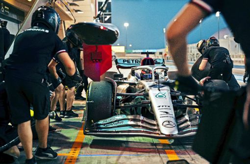 Bei den Testfahrten vor der Saison in Bahrain wurde nicht nur der Silberpfeil auf Herz und Nieren getestet, sondern auch die Kraft- und Schmierstoffe. Foto: Mercedes-Benz AG/Sebastian Kawka