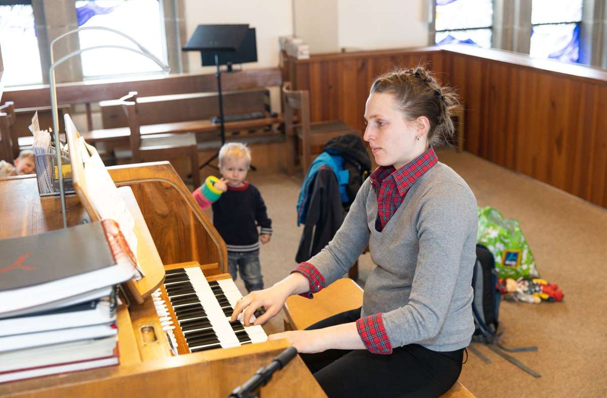 Proben an Orgel in der St.-Bonifatius-Kirche. Im Hintergrund schaut der kleine Clemens zu.