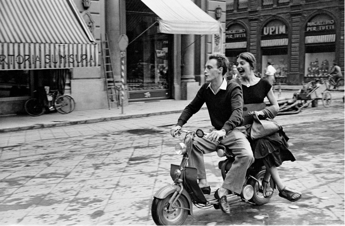 Das süße Leben aus Sicht der US-amerikanischen Fotografin Ruth Orkin, die am 3. September 100 Jahre alt geworden wäre: „Jinx und Justin auf dem Motorroller“, Florenz, Italien, 1951. Viele unveröffentlichte Arbeiten sind im Bildband „A Photo Spirit“ versammelt.