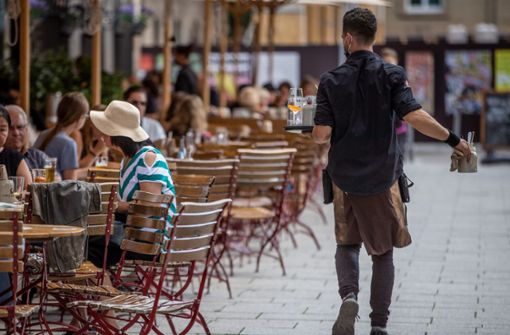 In der Gastronomie laufen die Geschäfte  im Freien oft noch recht gut. Doch die Verbraucher gehen weniger häufig aus. Foto: dpa/Christoph Schmidt