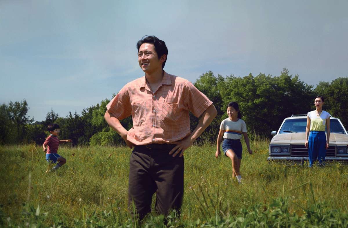 Jacob (Steven Yeun, vorne) ist begeistert über sein Gemüse-Farmland, seine Frau Monica (Han Ye-ri, rechts) weniger.