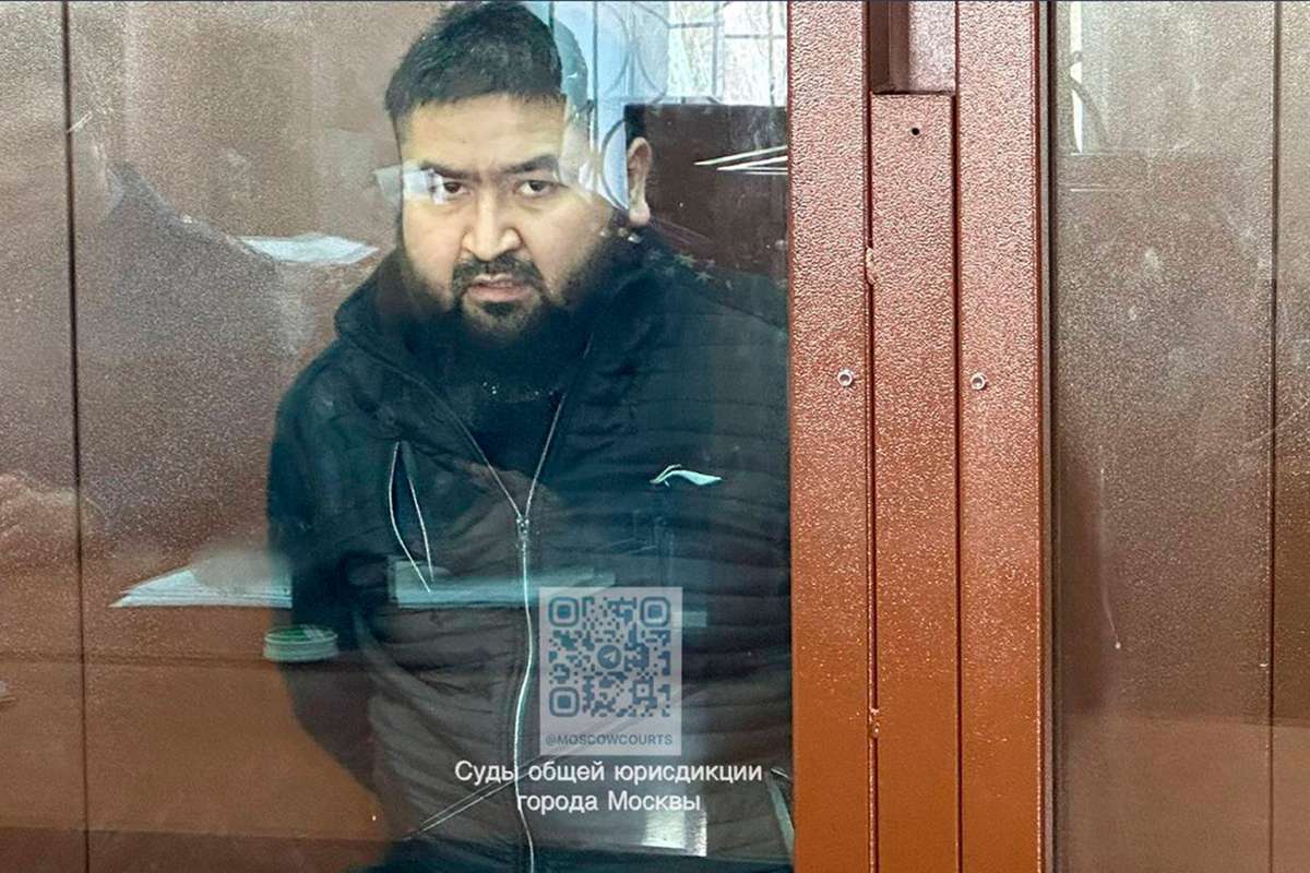 Einer der Tatverdächtigen des Terroranschlags auf die Konzerthalle Crocus City Hall sitzt in einem Glaskäfig im Bezirksgericht Basmanny.