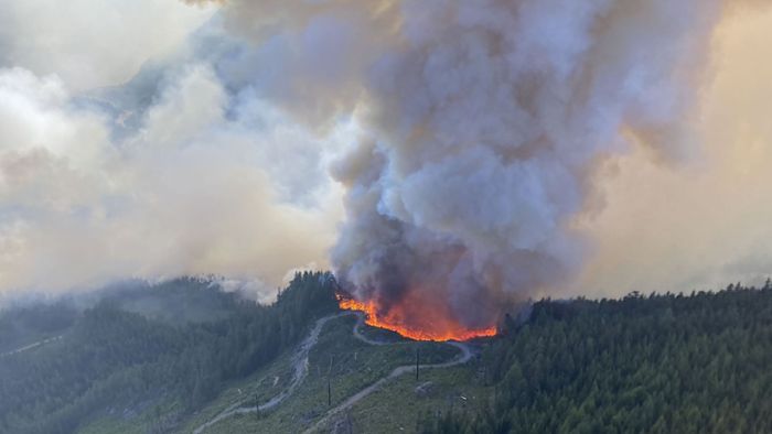 Hunderte Menschen wegen schwerer Waldbrände mit Flugzeugen evakuiert