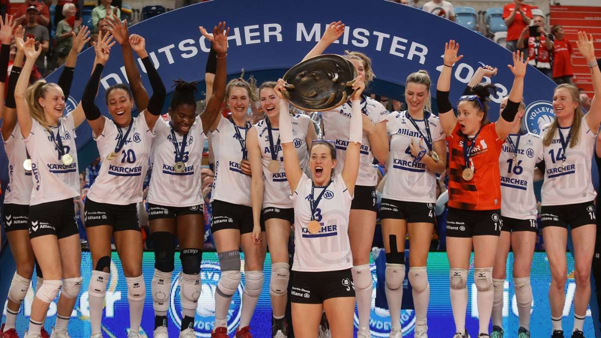 Nach der Finalserie 2023 gegen den SC Potsdam bejubelten die Stuttgarter Volleyballerinnen den Gewinn der Meisterschaft – in unserer Bildergalerie gibt es die wichtigsten Duelle der beiden Teams auf einen Blick.