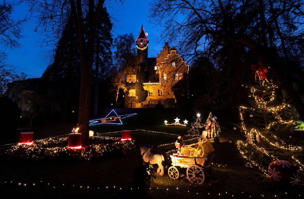 In Eitorf (Nordrhein-Westfalen) sind die Villa Boge und der Garten weihnachtlich geschmückt.