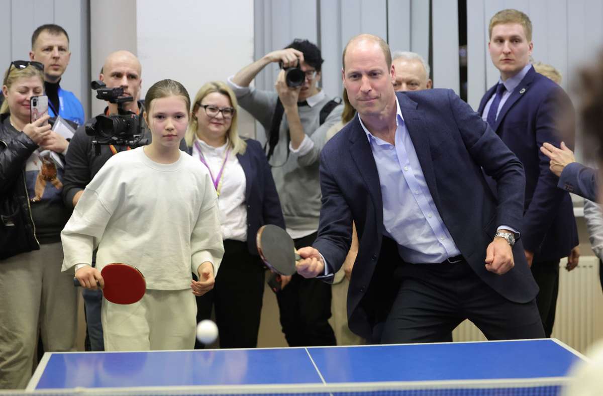 Prinz William und ein ukrainisches Mädchen beim Tischtennis-Doppel. Foto: dpa/Chris Jackson