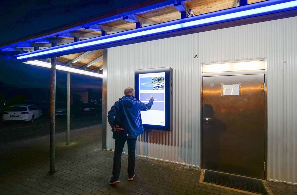 Autobahnparkplatz wird aufmöbliert: Illuminiert und mit futuristischem Touch