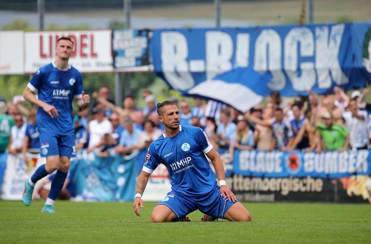 Drama für die  Stuttgarter Kickers: Die Blauen siegen, aber    verlieren  Nervenschlacht um Direktaufstieg