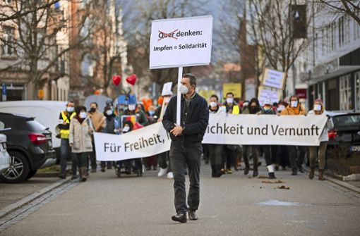 Ein Protest im Alleingang:  Jochen Sautter marschiert seit Monaten in Freiburg vor den Gegnern der Coronamaßnahmen. Foto: Julian Rzepa/JR Photography