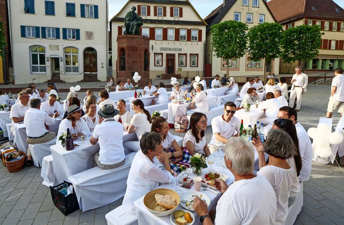 Kleidung, Tischtücher, Geschirr: Alles in Weiß, lautete das Motto des Treffens auf dem Marktplatz. Foto: Simon Granville