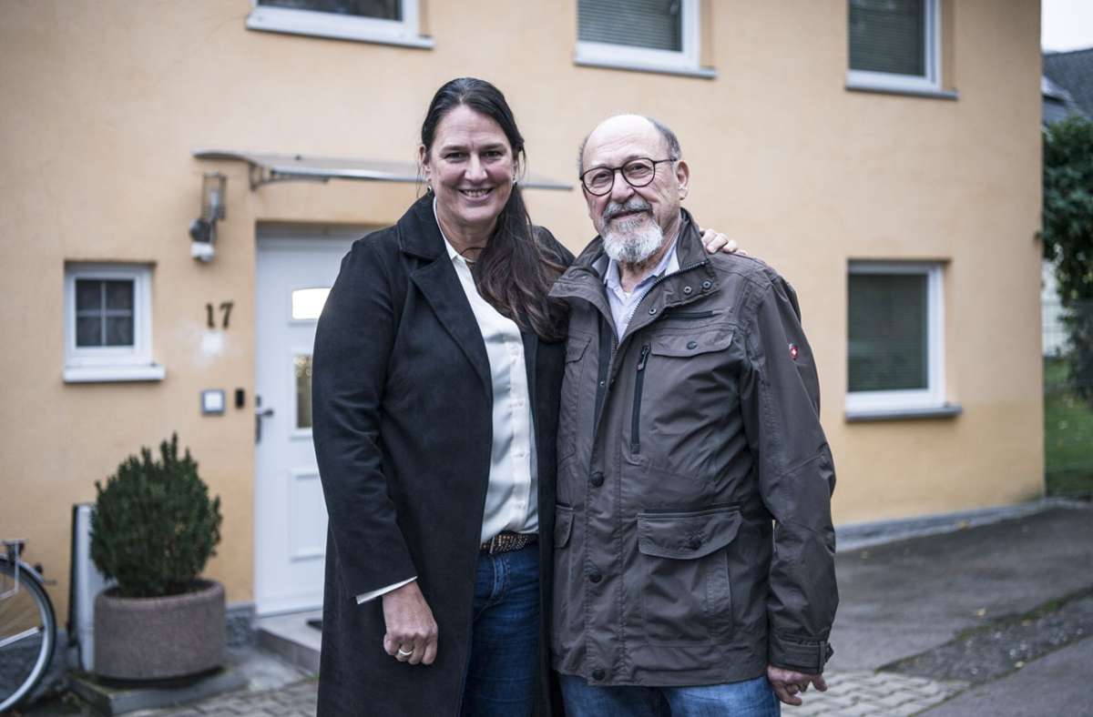 Ludwig Reinalter und seine Tochter Anja Reinalter vor dem ehemaligen Haus der Familie in Laupheim, wo Ludwig Reinalter aufwuchs.