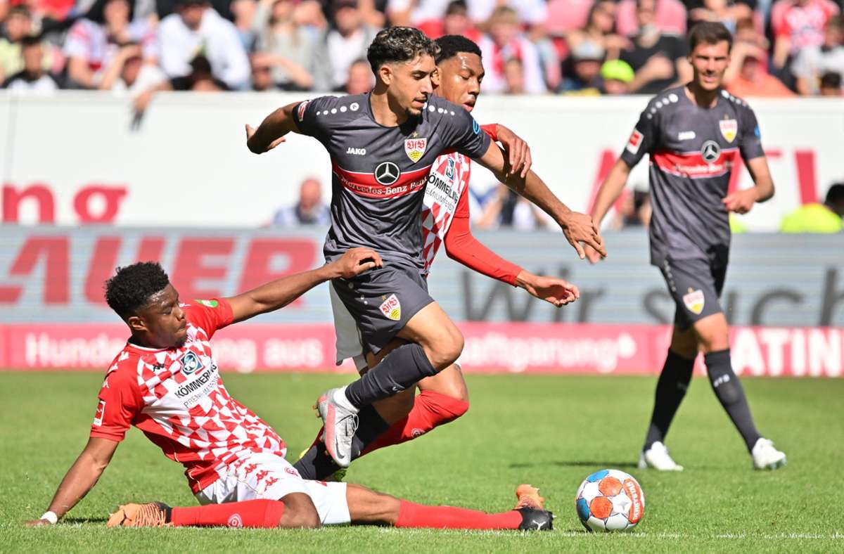 Mainz näher am Sieg dran: Die Harmlosigkeit von Omar Marmoush und Co drückt sich auch in den expected goals aus. Der VfB kam am Ende auf eine Quote von 0,63, Mainz auf 0,72. Die Gastgeber waren also etwas näher an einem Tor dran.