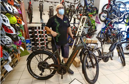 Einer seiner Bestseller: Dirk Albrecht mit einem Mountainbike mit Elektromotor, das auch Senioren gerne fahren. Foto: Simon Granville
