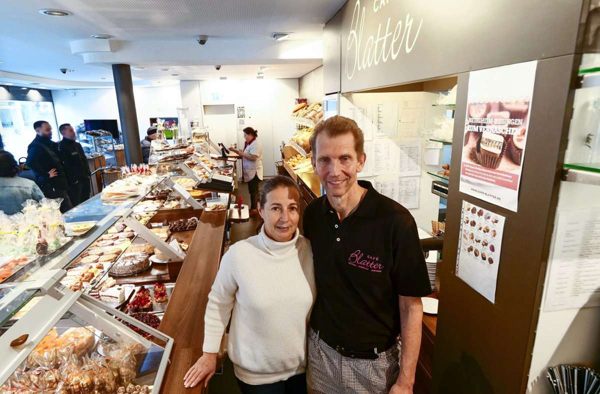 Ein Bild, das man nicht mehr lange sehen wird: Bettina und Eberhard Blatter vor der reichen Auslage ihres Cafés.
