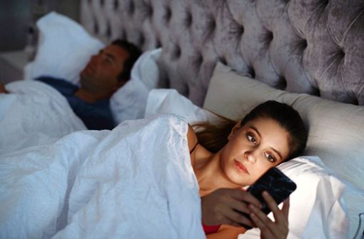 Wer abends sein Smartphone nutzt, schläft schlechter ein. Foto: imago//Monkey Business