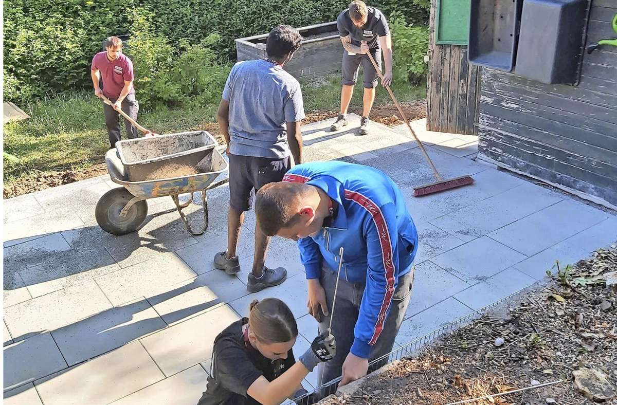 Böblinger Käthe-Kollwitz-Schule: Azubis und Schüler stampfen Grillplatz aus dem Boden