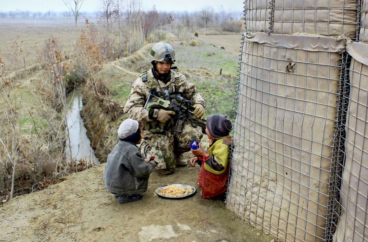 Etwas mehr als sechs Monate lang war Mathias Dix als Bundeswehr-Soldat in Afghanistan – als Teil einer Aufklärungskompanie. Hier ist er mit afghanischen Kindern zu sehen.