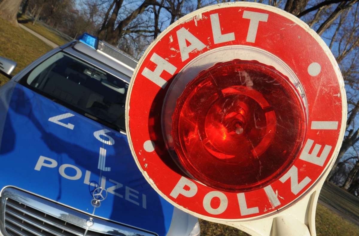 Aufs Navigationsgerät gehört: 53-Jährige verursacht Unfall  auf der Autobahn bei Leonberg
