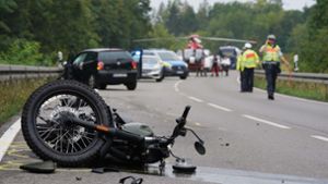 Auto kracht mit Motorrad zusammen – Biker schwer verletzt