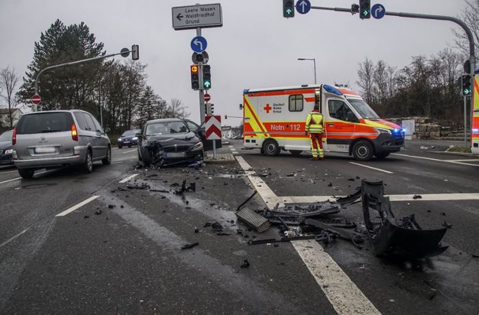 Unfall in Böblingen: Trotz Rot auf die Kreuzung – zwei Verletzte