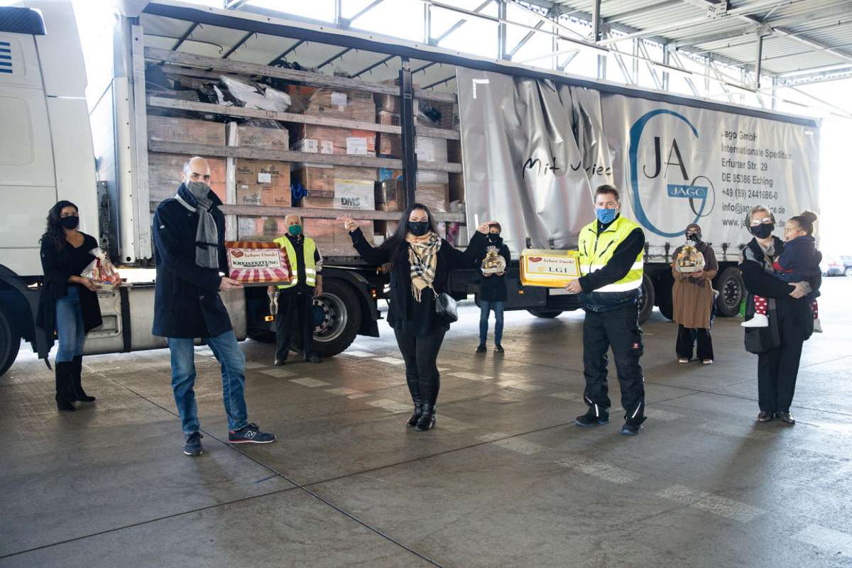 Rund 15 Tonnen Hilfsgüter sind durch die Aktion von Viola Zahiri (Mitte) jetzt unterwegs. Auch dank vieler Helfer - und der Logistic Group International mit Lagerleiter Hans König (vorne rechts)  Foto: STS