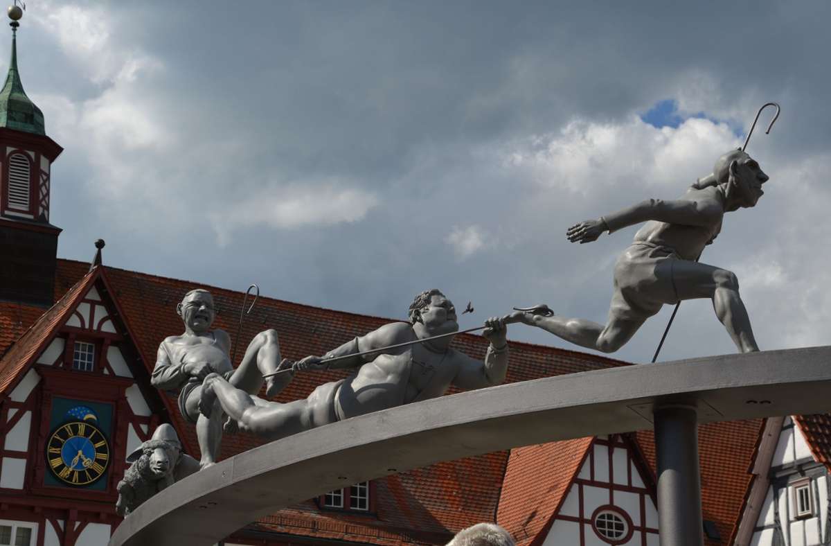 In dreieinhalb Metern Höhe spurten die Schäfer von Peter Lenk  über den Marktplatz in Bad Urach.