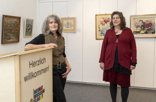 Stabübergabe: Barbara Hornberger (rechts) sagt nach 18 Jahren dem Heimatmuseum in Flacht Ade, Susanne Kittelberger übernimmt die Leitung. Foto: Jürgen Bach