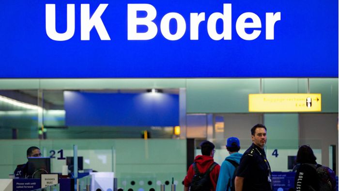 Probleme bei Passkontrolle: Chaos an britischen Flughäfen