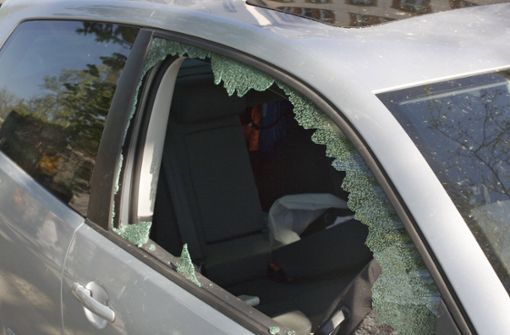 Bei beiden Wagen wurde ein Fenster aufgebrochen – allerdings das hintere (Symbolfoto). Foto: imago images