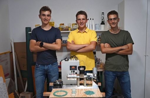 Jonas, Jonathan und Florian (von links)  haben viel  getüftelt und können nun aus ausgedienten OP-Masken Filamente für den 3D-Druck herstellen. Foto: Bavaria Entertainment