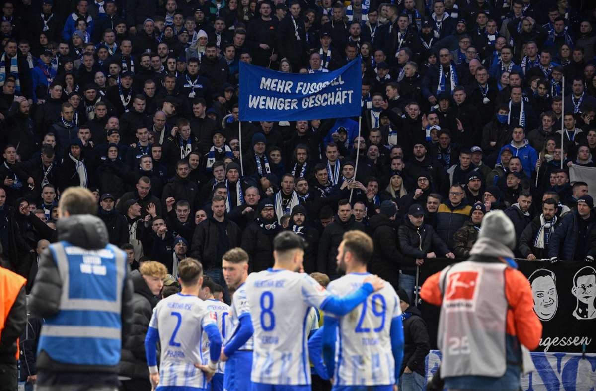 Hertha-Niederlage gegen Union Berlin: Fans sauer: Umstrittene Trikot-Aktion nach Pleite