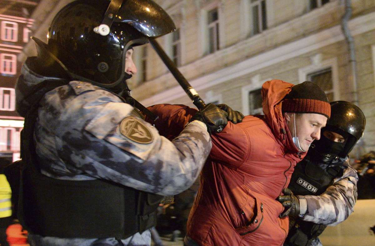 Menschenrechtler sprachen von insgesamt fast 1400 Festnahmen. Foto: dpa/Denis Kaminev