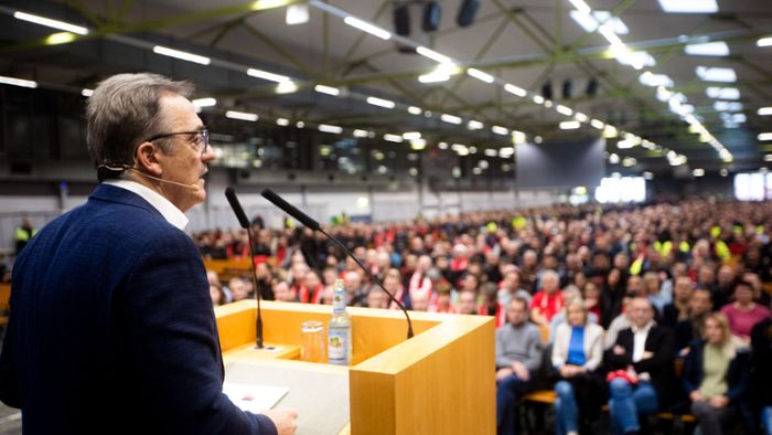 Im Mercedes-Werk Sindelfingen: Betriebsversammlung lockt 17 000 Beschäftigte an