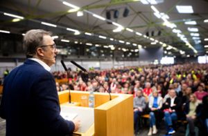Im Mercedes-Werk Sindelfingen: Betriebsversammlung lockt 17 000 Beschäftigte an