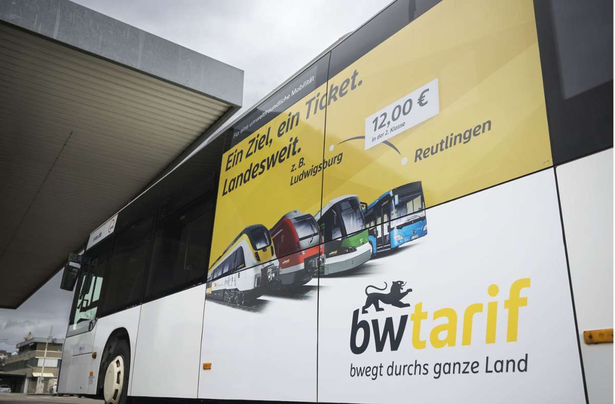 Posse um beklebte Busse: FDP zweifelt an Hermanns Zahlenspielen